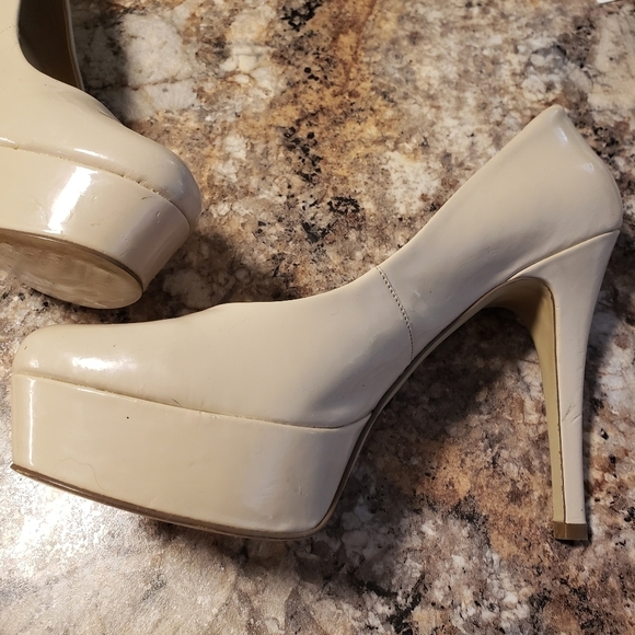 GUESS Tan Heels Size 10 - Picture 10 of 14